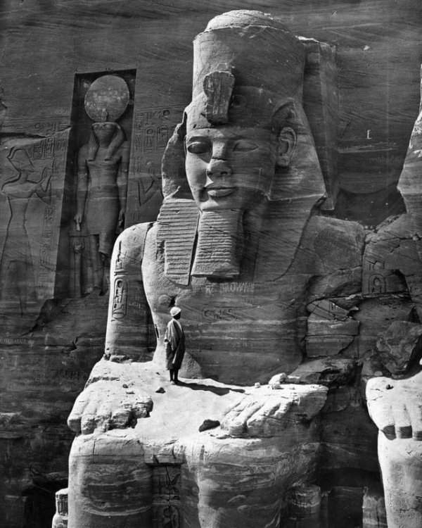 Фотография мужчины, стоящего на коленях у статуи Рамсеса в Египте, 1856 год