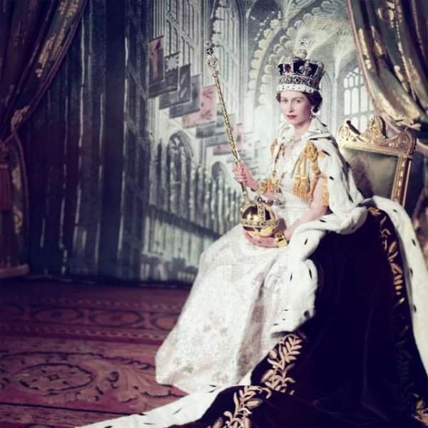 Королева Елизавета II в мантии на коронации в июне 1953 года