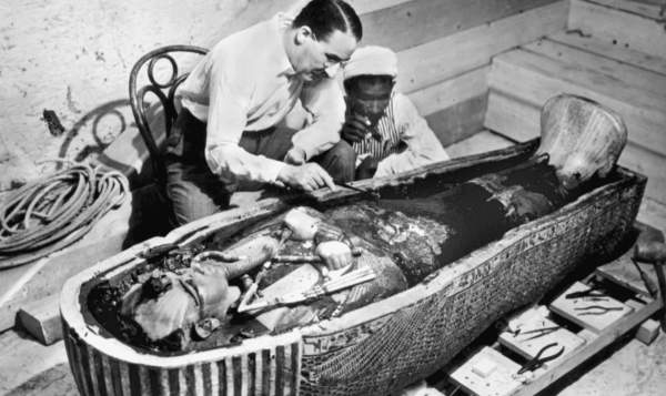 Говард Картер и помощник осматривают саркофаг Тутанхамона, 1922 год