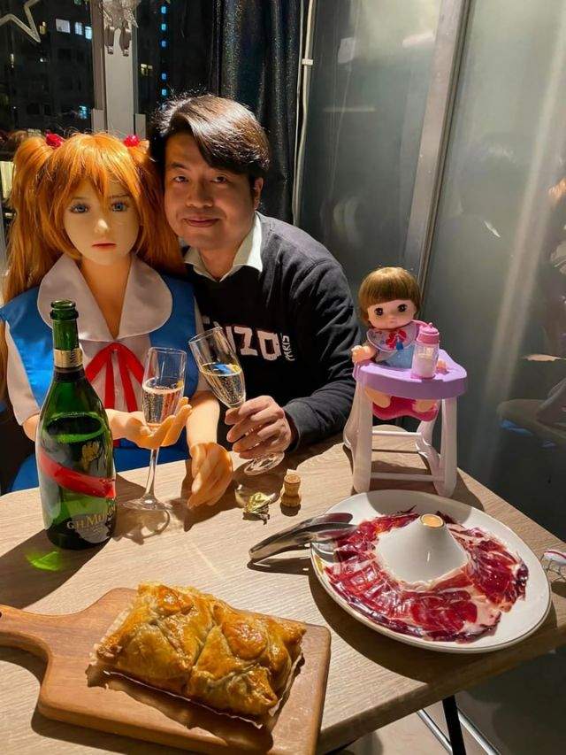Китаец из Гонконга решил встречаться с пластиковой куклой из аниме