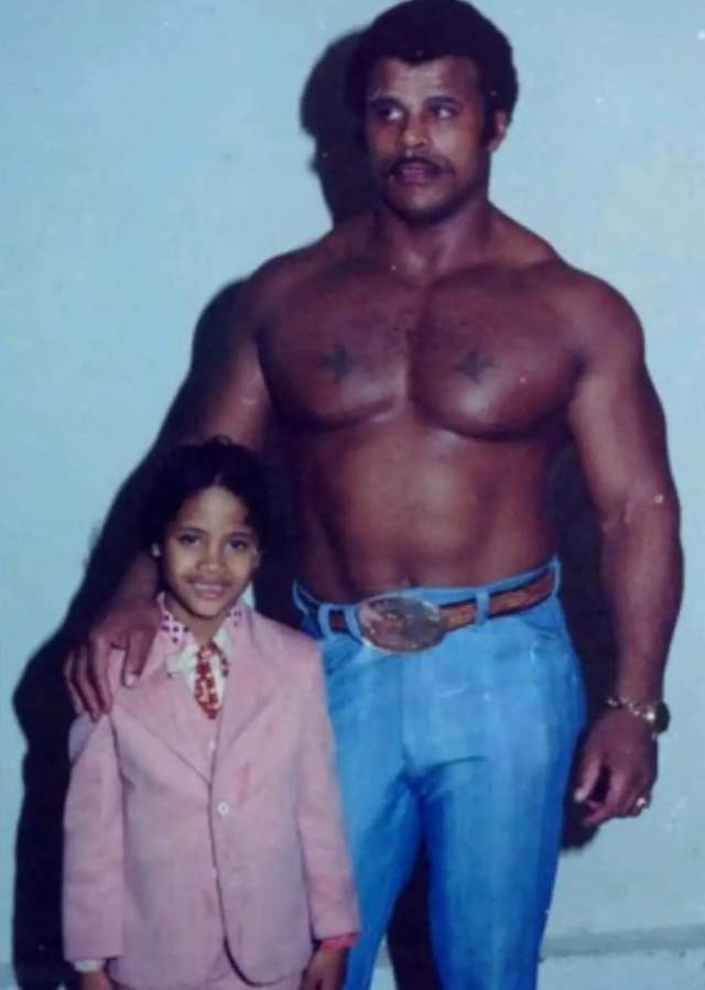 Дуэйн Джонсон с отцом, 1981 год