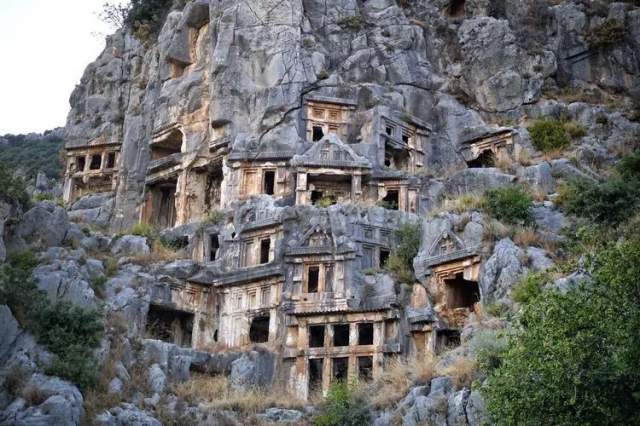 Скальные гробницы возрастом 2400 лет, найденные на скалах средиземноморского портового города Мира в Турции