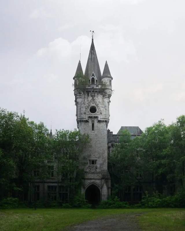 100-летний сказочный замок, который был недавно снесен в Бельгии