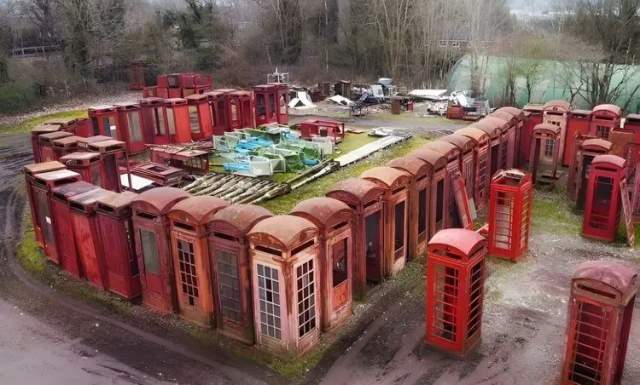 «Кладбище» британских красных телефонных будок, спрятанное рядом с железнодорожной линией в графстве Суррей