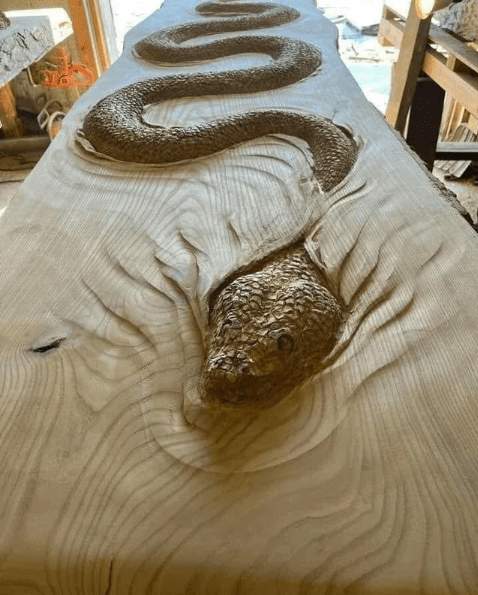 Деревянный стол со змеёй