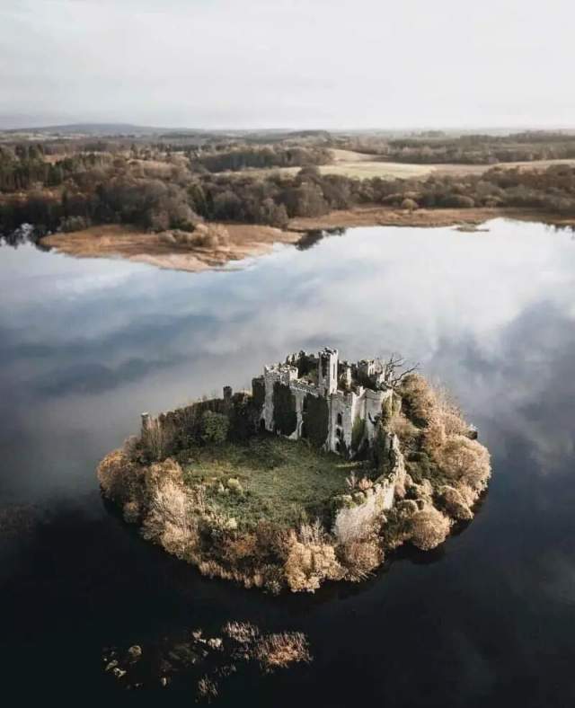 Руины замка Макдермотт на островке посреди реки в Ирландии
