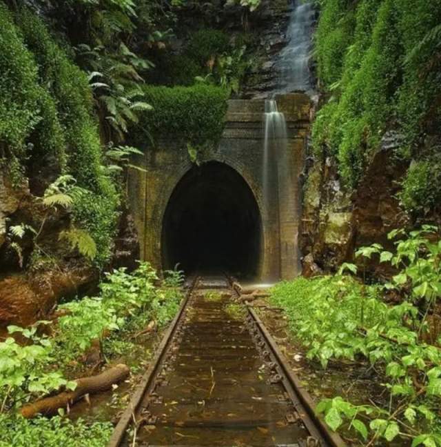 Старая железная дорога, у которой есть даже собственный водопад