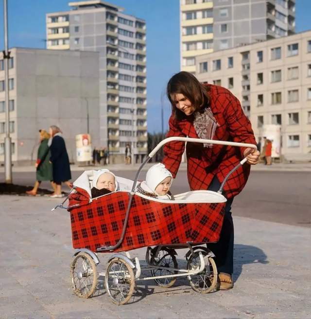 Мама на прогулке с детьми в новом микрорайоне Лаздинай, Вильнюс, 1972 год
