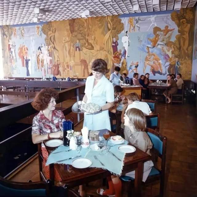 В ресторане «Уральские пельмени», г. Челябинск, 1981 год