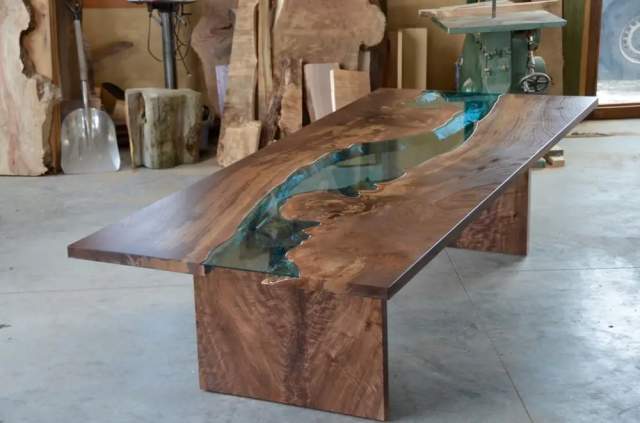 Супер стильный стол со стеклянной рекой посередине