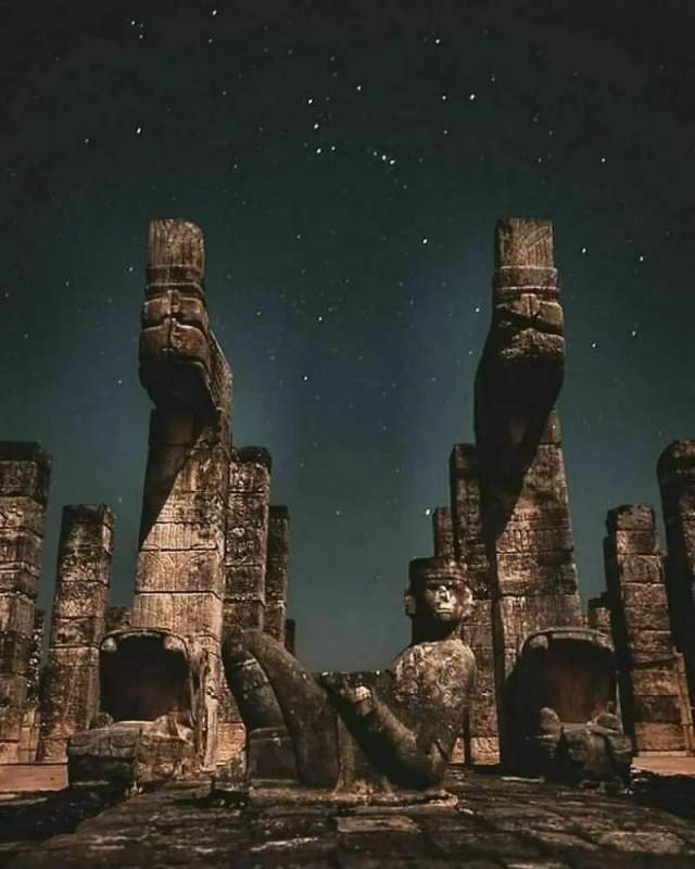 Статуи в древнем городе Чичен-Ица, который основали майя
