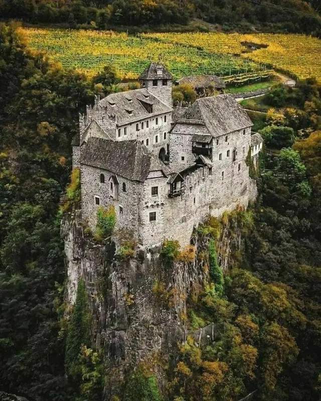 Средневековый замок Рункельштейн в Италии, который все еще выглядит сказочно