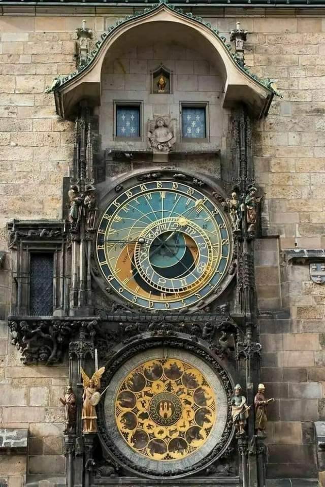 Астрономические часы в Праге, впервые заработавшие в начале XV века