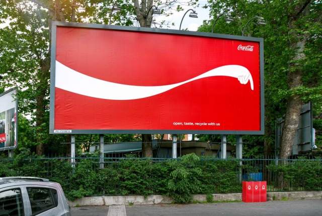 Рекламные щиты кока-колы, указывающие на ближайший мусорный бак