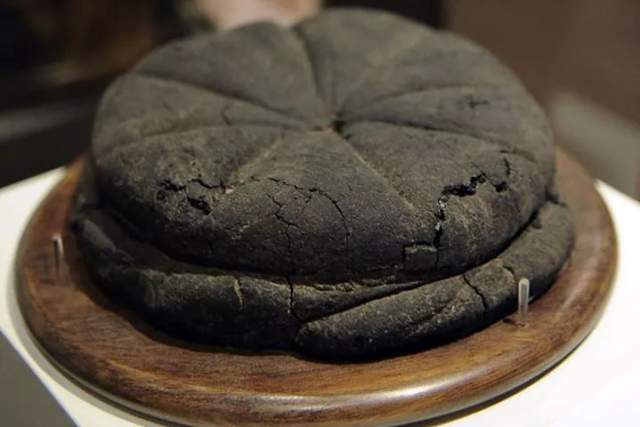 Буханка хлеба возрастом 2000 лет, найденная в руинах Помпеи