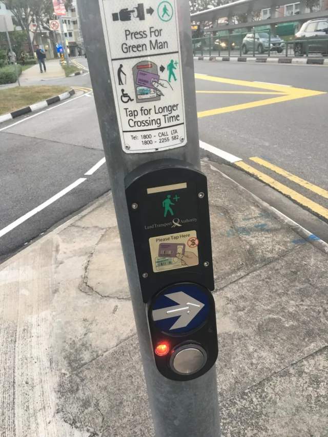 В Сингапуре пожилые люди могут использовать своё удостоверение личности, чтобы получить больше времени для перехода через дорогу