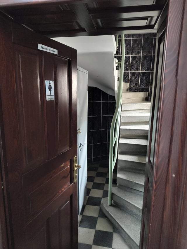 Почти в каждом женском туалете в моём университете есть эта узкая извилистая лестница