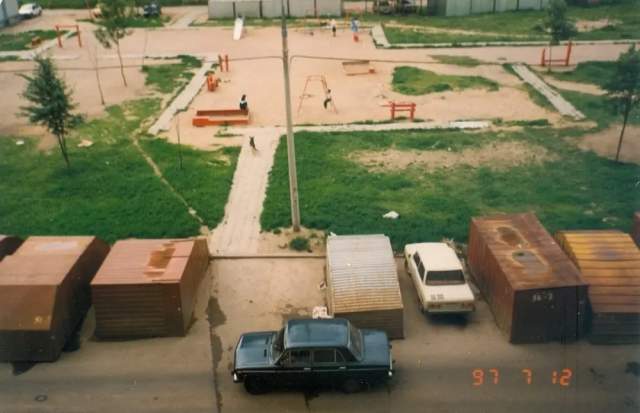 &quot;Свободная парковка&quot; в одном из дворов Москвы, 1997 год.