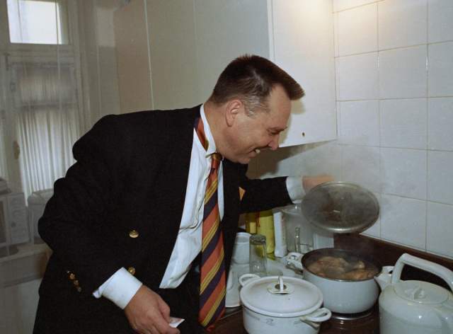 Вячеслав Зайцев у себя на кухне, 1994 год