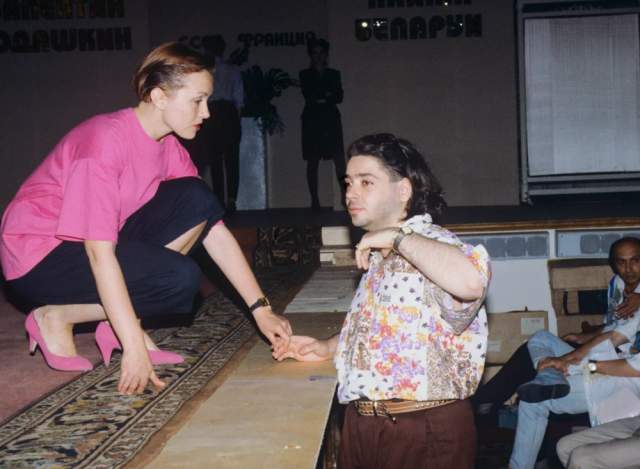 Художник-модельер Валентин Юдашкин перед показом моделей, 1992 год