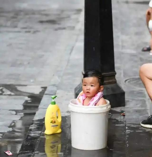 Есть в Китае такие традиции, когда в жару все выходят на улицу и купают детишек