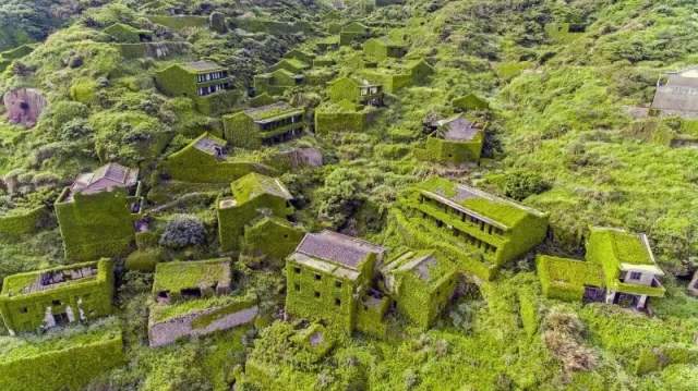 Заброшенная деревня в горах Китая