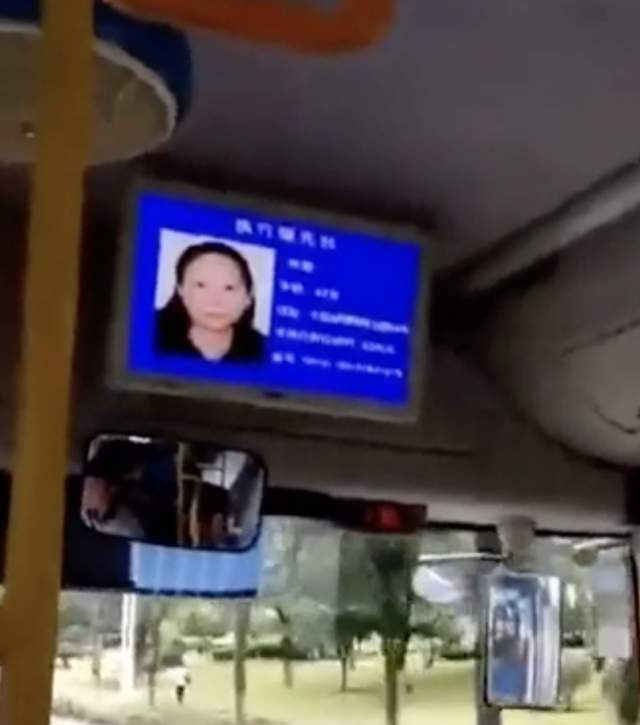 Кадр из автобуса: на экране высвечивается вся информация о водителе, даже адрес