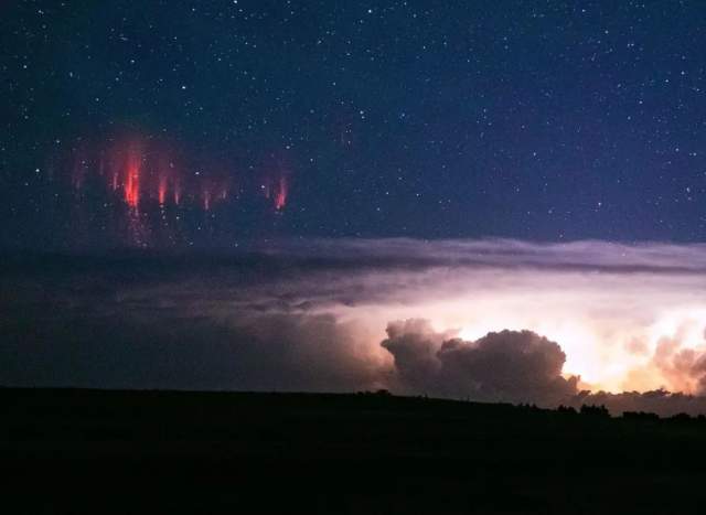 Это красные спрайты — редкий вид молнии, образующийся над суперъячейкой (разновидностью грозового облака). Безвредны, но выглядят жутко