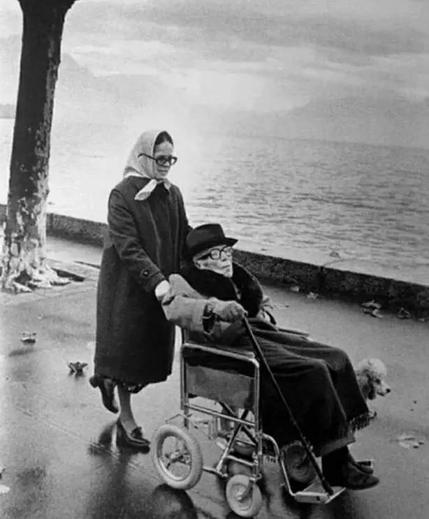 Последнее фото Чарли Чаплина в сопровождении его жены Уны на прогулке по берегу озера Леман в Веве, Швейцария, октябрь 1977 года