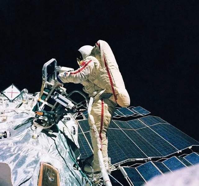 Светлана Савицкая — первая в мире женщина, вышедшая в открытый космос 25 июля 1984 года