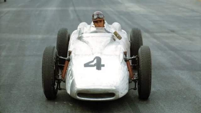Мария-Тереза де Филиппис, одна из немногих гонщиц Гран-при, сидит в особом Porsche F2, построенном в Модене для Жана Бехры. 10 мая 1959 года