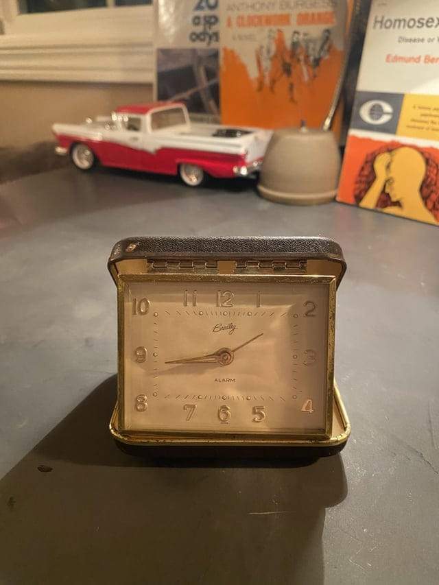 Мой старый дорожный будильник 1940-х годов. Он всё ещё довольно громко звонит