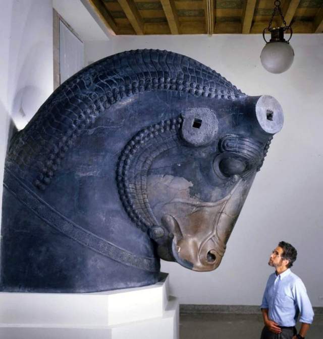 Скульптура из персидского зрительного зала царя Дария I. Капитель в форме быка. Сделана приблизительно в 518-460 годах до нашей эры