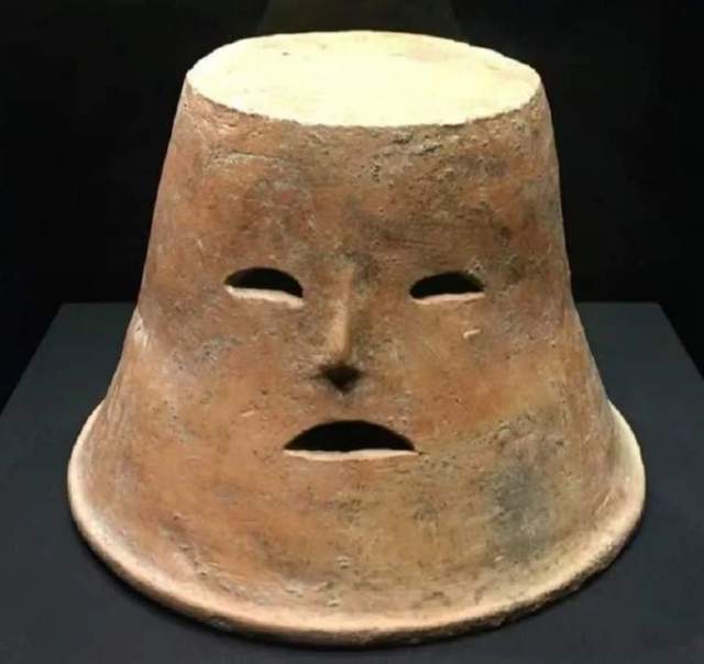 Это керамический сосуд с изображением лица человека, которому 5600 лет