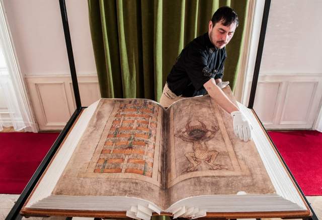 Кодекс Гигас, также известный как Библия дьявола, является самой большой иллюстрированной рукописью в мире