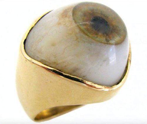 Стеклянный глаз, вставленный в траурное кольцо после смерти его владельца. Викторианская эпоха