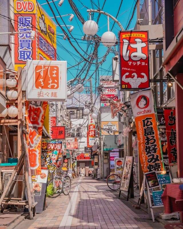 Токио, улица Хакусан и голубое небо за рекламой и проводами