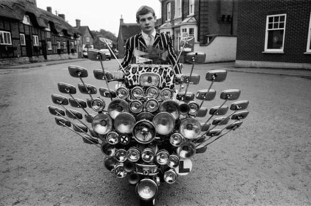 17-летний парень со своим скутером, на который он нацепил 34 зеркала заднего вида и 81 фару, 1983 год