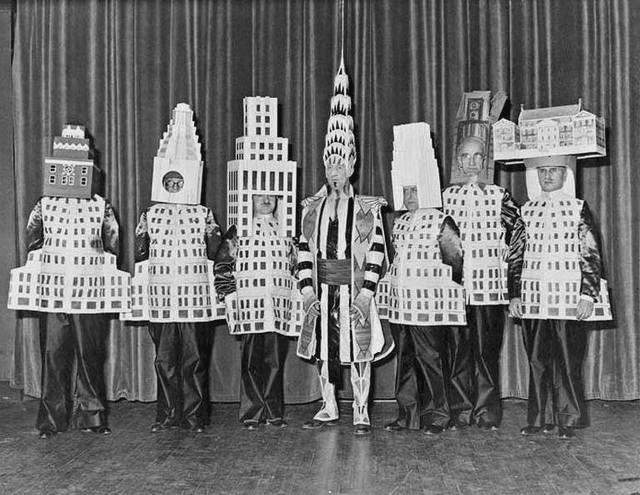 Архитекторы в костюмах своих зданий на архитектурном балу, 1931 год