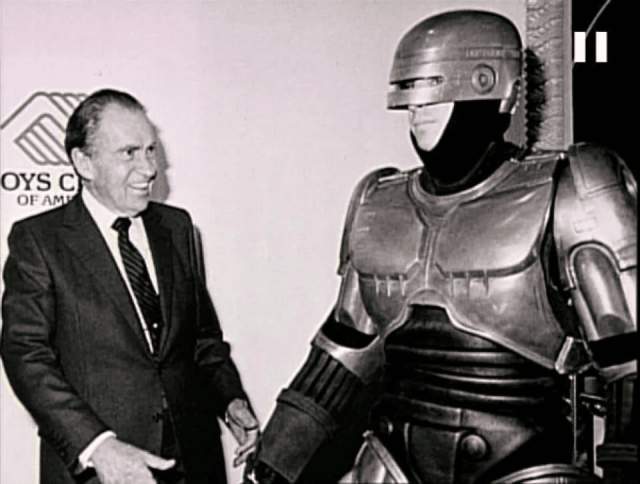 37-ой президент США Ричардн Никсон встречает Робокопа