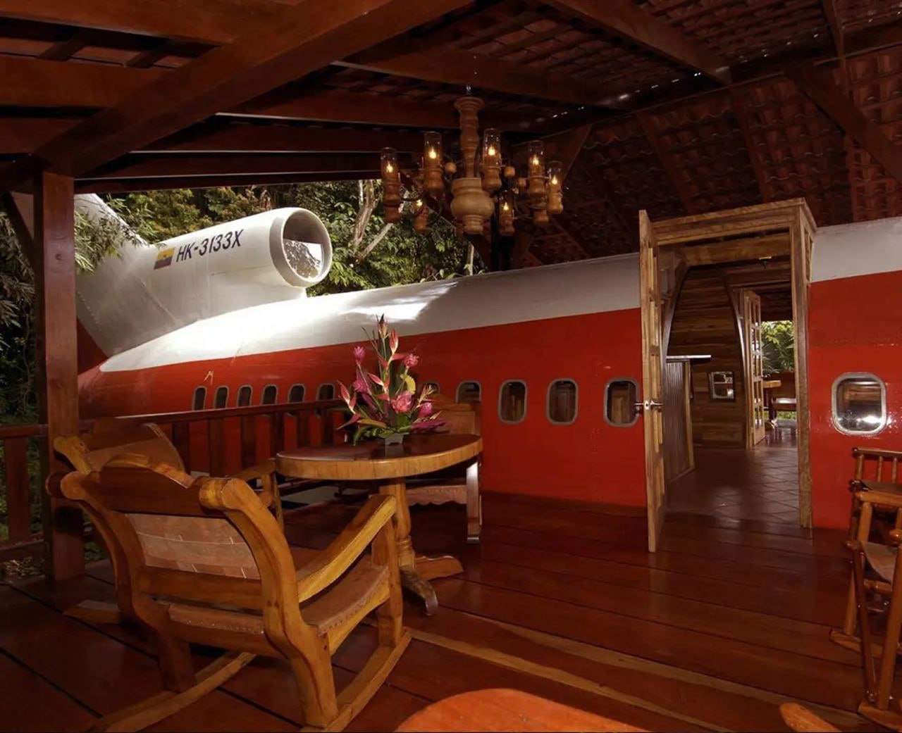 Заброшенный Boeing 727 стал домиком в джунглях в Коста-Рике (3 фото)