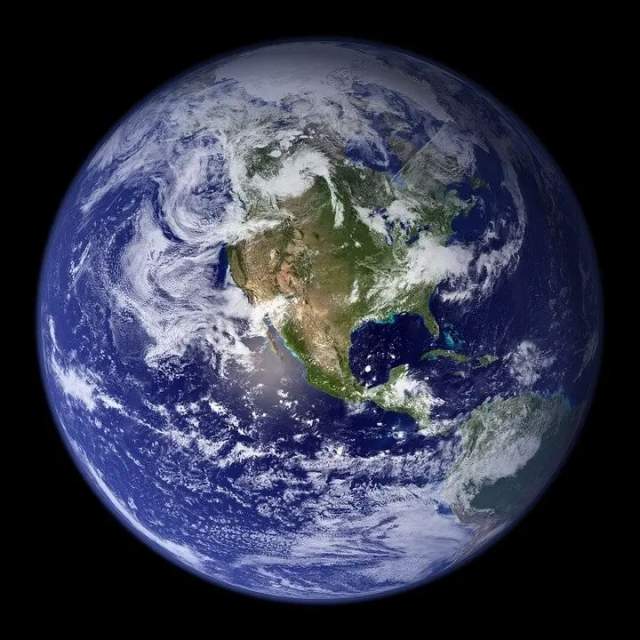 Наша планета - на самом деле не шар. Она имеет форму сжатого сфероида, или геоида, и &quot;сплюснута&quot; в направлении полюсов