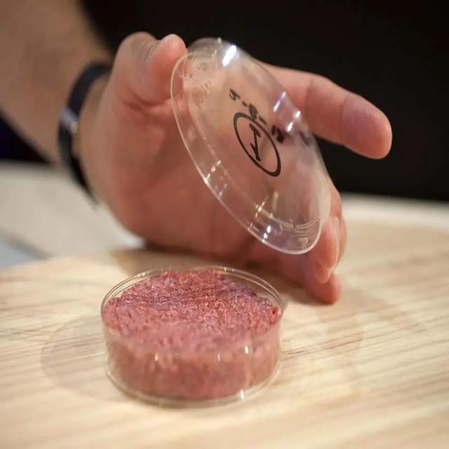 Для создания искусственных трансплантатов человеческих мышц используют те же методы, что и для создания мяса, выращенного в лабораторных условиях
