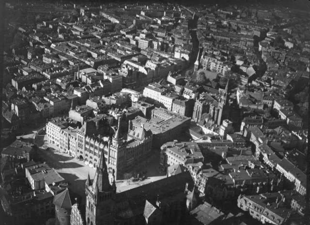 Вид сверху на Королевский замок и жилые кварталы района Альтштадт в Кенигсберге. Аэрофотосъемка 1942-1944 гг.