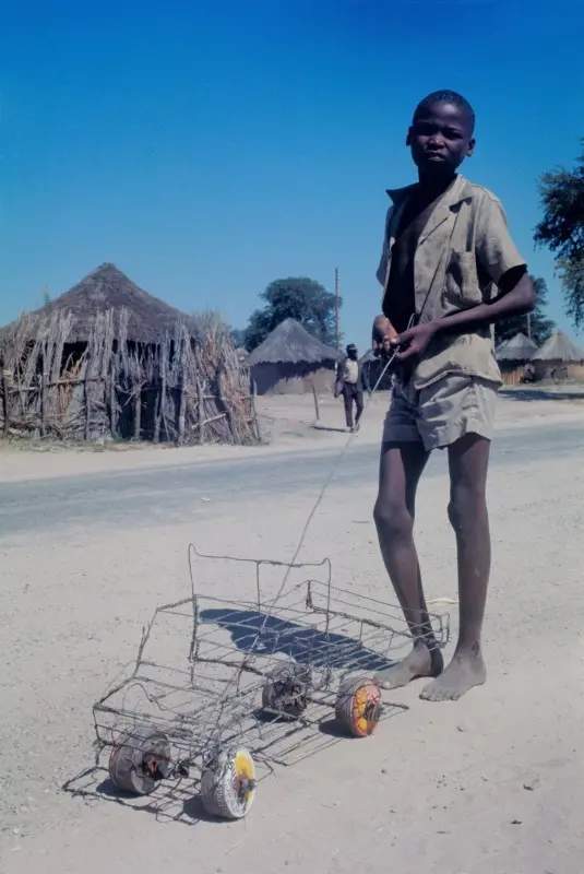 Мальчик с самодельным игрушечным грузовиком из проволоки. Маун, Ботсвана, 1974 год