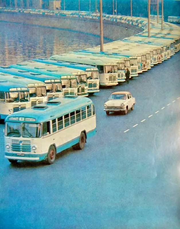 Стоянка автобусов на Краснопресненской набережной, 1965 год