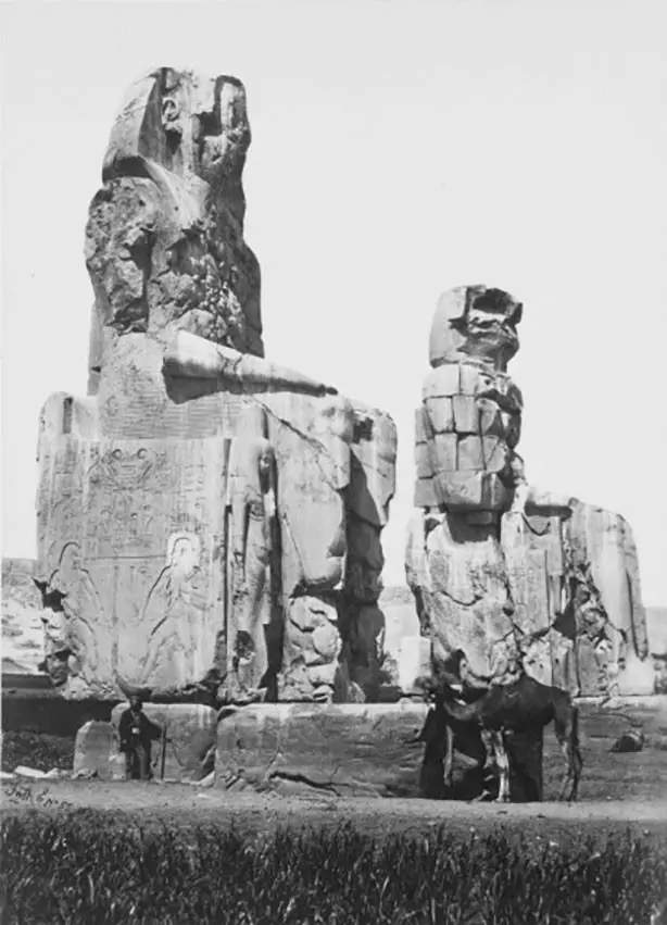 Колоссы Мемнона, массивные каменные статуи фараона Аменхотепа III. Сооружены в 14 веке до нашей эры. 1857 год