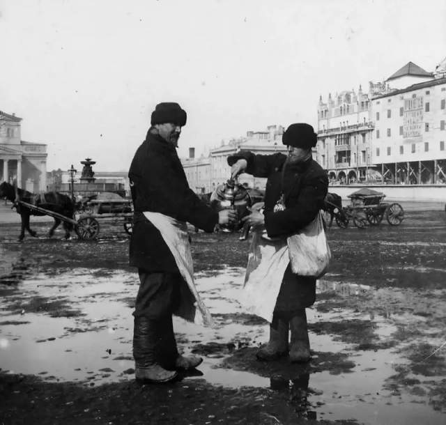 Сбитенщик на Театральной площади. Москва, 1903 год