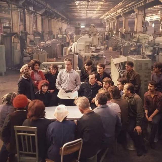 Политинформация в цеху завода. СССР, 1969 год