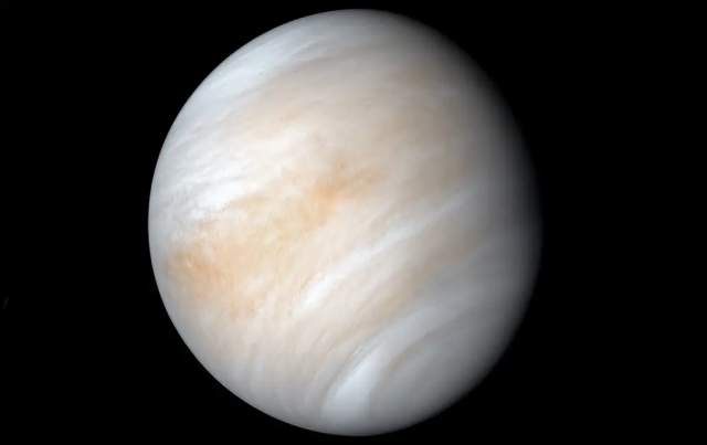 День на Венере длиннее года на Венере. Планета очень медленно вращается: один день на Венере длится 285 земных суток, при этом в году 255 дней
